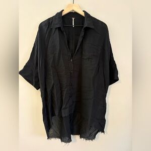 Women’s Free People black short-sleeved button-up shirt w/ a high-low frayed hem